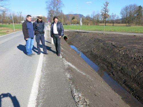 Tiefbaumitarbeiter Peter Buschta, Kommandant René Schreiber und Tiefbaugemeinderat Martin Fitz beim Lokalaugenschein.