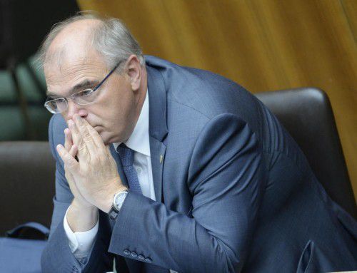 Brandstetter stellt Deradikalisierungsmaßnahmen vor.