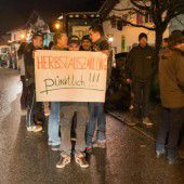 Mit Transparenten und Traktoren aufmarschiert
