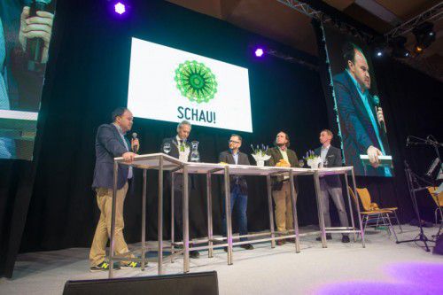 700 Eröffnungsgäste verfolgten eine spannende Diskussion mit VN-Chefredakteur Gerold Riedmann, IV-Präsident Martin Ohneberg, Moderator Philipp Wüstner, Hotelier Gregor Hoch und Christian Fiel, FC Tosters (v. l.).
