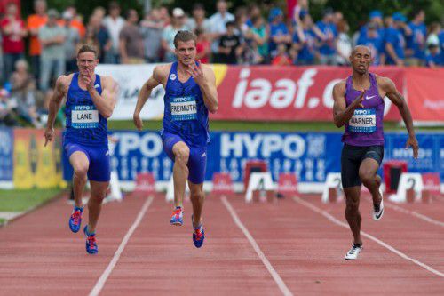Ab Juni wird die Laufbahn im Götzner Stadion erneuert. Land, Bund und Gemeinde teilen sich die Kosten von einer Million Euro.