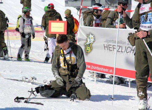 Alles gegeben: Einer der Teilnehmer des Jägerbataillons 23 hat nach anstrengendem Wettlauf das Ziel erreicht.