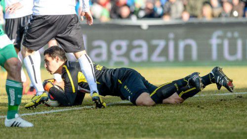 Alles im Griff: Altach-Torhüter Martin Kobras war der „Matchwinner“ für seine Mannschaft, denn der Keeper hielt mit seinen Paraden den Punkt fest.