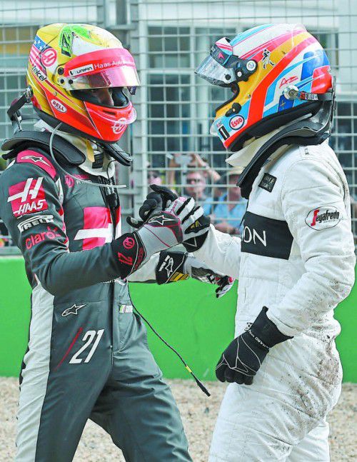Alles okay? Esteban Gutiérrez und Fernando Alonso.