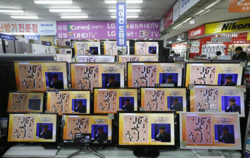 AlphaGo ließ sich von Lees Trick-Zug nicht überrumpeln und spielte ungewöhnlich offensiv für einen Computer, erklärten Experten.