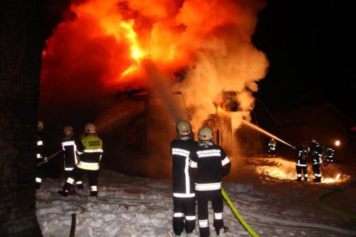 Als das Feuer ausbrach, hielten sich zehn Personen in der Hütte auf.