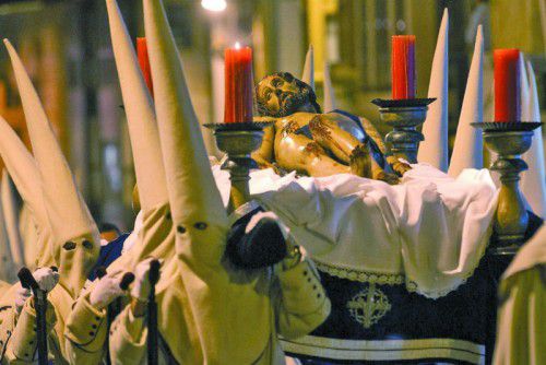 Am Gründonnerstag wurden früher die Büßer in der Kirche wieder aufgenommen. Heute ziehen sie in Spanien in Prozessionen durch die Straßen.