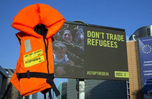 Amnesty International protestiert vor dem EU-Ratsgebäude gegen den Deal mit der Türkei.