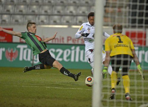 Austrias Bruno Felipe Souza Da Silva (Mitte) gegen die Innsbrucker Deutschmann und Grünwald.