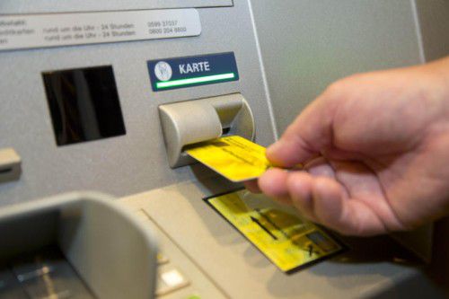 Bankomatkundin vergaß, die Euroscheine nach dem Abheben in der Geldtasche zu verstauen.