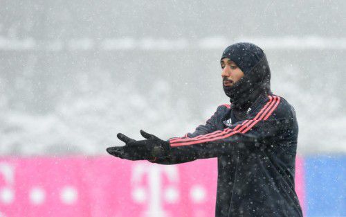 Bayerns Marokaner Medhi Benatia beim Versuch im Training ein paar Schneeflocken einzufangen.