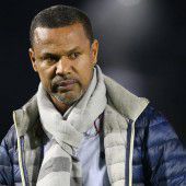 Der Trainer und Spieler stellen sich den Fragen