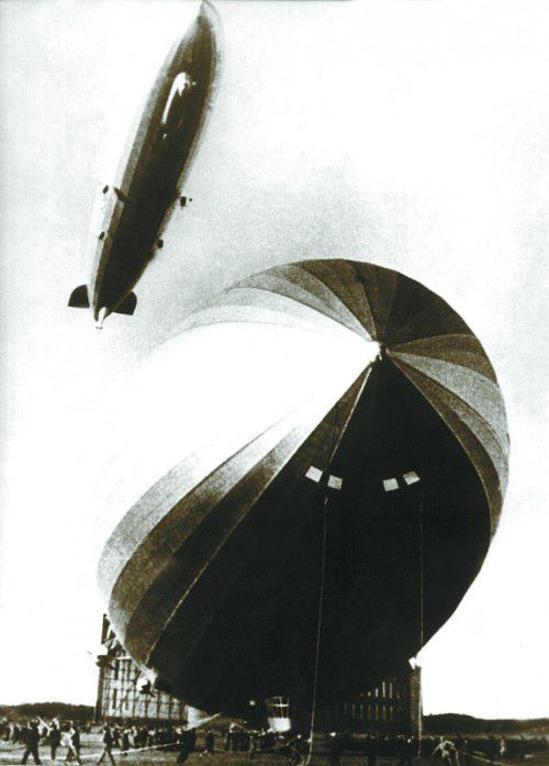 Beeindruckende Aufnahme: Das Luftschiff „Graf Zeppelin“ schwebt über der „Hindenburg“.