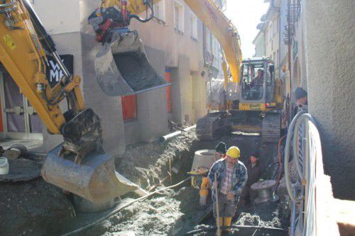Beengt geht es bei den Sanierungs- und Kanalisationsarbeiten der Werdenbergerstraße in Bludenz zu.