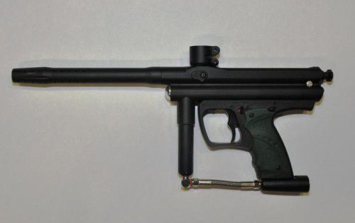 Bei dem einer Maschinenpistole ähnlichen Gewehr des Täters handelte es sich um eine Paintballwaffe.