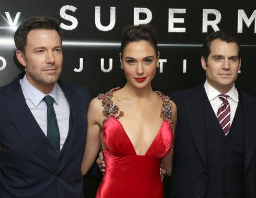 Ben Affleck (l.), Gal Gadot und Henry Cavill posieren in London bei der Premiere ihres neuen Films.