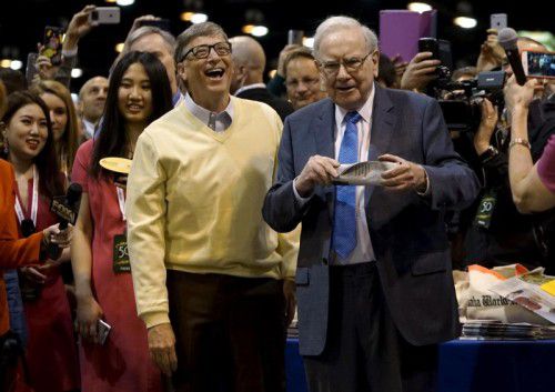 Bill Gates und Warren Buffett zählen zu den reichsten Menschen der Welt. Kann eine Finanzkrise die Vermögen gerechter verteilen?
