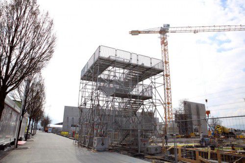 Blick auf die Großbaustelle auf dem Messegelände vom zehn Meter hohen Aussichtsturm.