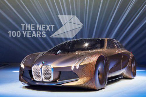BMW feiert 100. Geburtstag und beschenkt sich selbst mit der Studie „Vision Next 100“.