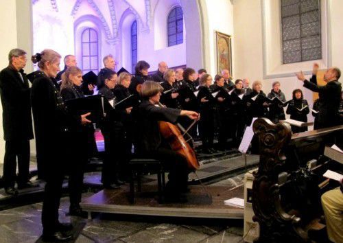 Cäcilia Chmel mit dem Kammerchor unter Benjamin Lack.