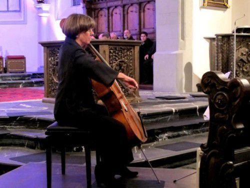 Cellistin Cäcilia Chmel begeisterte in der Basilika.