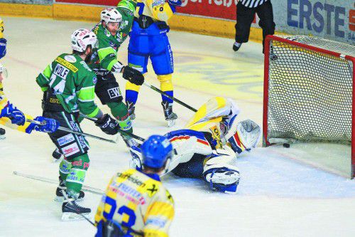 Christian Ban jubelt über das 3:0, Zell wechselte Torhüter Alex Feichter für Lukas Schluderbacher aus und später wieder ein.