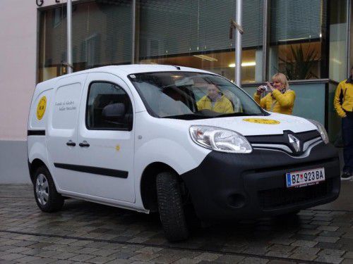Das Nüziger Essen-auf-Rädern-Team ist seit Kurzem mit einem neuen Kleinbus unterwegs.