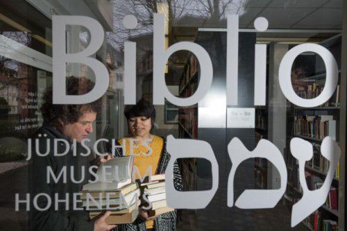 Dass sich drinnen eine Bibliothek befindet, wird in der Marktstraße 7 gleich sichtbar. Museumsdirektor Hanno Loewy wird sie eröffnen.