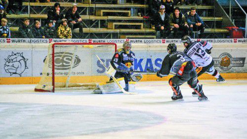 Der Anfang vom Ende im sechsten Play-off-Spiel gegen Znojmo: Colton Yellow Horn trifft zur 1:0-Führung. Die Bulldogs bedankten sich bei den Fans für eine großartige Saison.