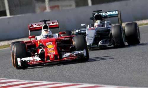 Der Deutsche Sebastian Vettel (vorne) will in der neuen Formel-1-Weltmeisterschaft vor allem die beiden Mercedes-Piloten Lewis Hamilton (hinten) und Nico Rosberg ärgern.