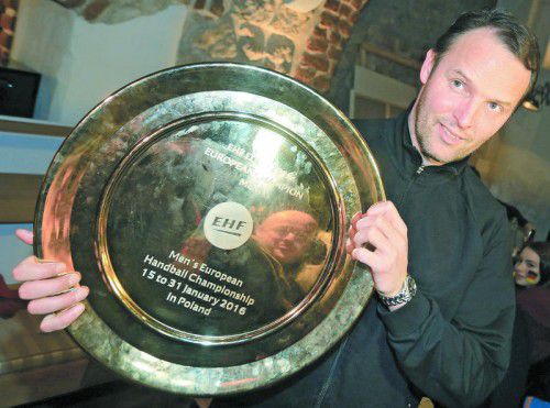 Der ehemalige Bregenz-Handball-Spielertrainer Dagur Sigurdsson mit seiner wichtigsten Trophäe, der goldenen EM-Schale.