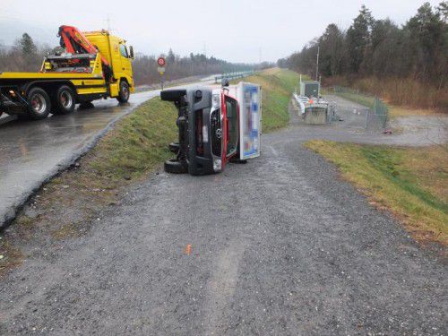 Der Lenker des gekippten Wagens blieb unverletzt.