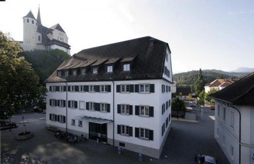 Die 146 Fensterläden des Rankweiler Rathauses werden renoviert.