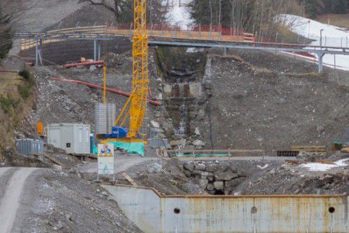 Die Baumaßnahmen im Auenlatschbach werden mit der Errichtung einer Sperre unterhalb der Rodelbrücke fortgesetzt.