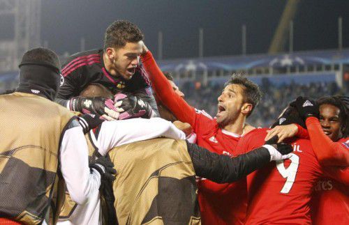 Die Benfica-Spieler feiern den Sieg über St. Petersburg.