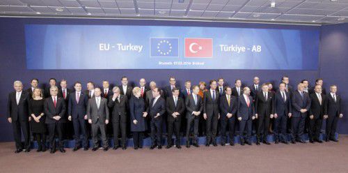 Die EU-Spitzen und der türkische Premier Davutoglu (Mitte) posierten zwischendurch auch für das sogenannte Familienfoto – am Abend wurde die Entscheidung aber vertagt.