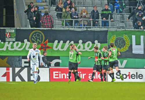 Die Innsbrucker jubeln, auch weil Lustenaus Außenstürmer Bruno Felipe Souza da Silva die besten Tormöglichkeiten nicht nutzte.