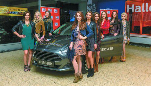 Die Kandidatinnen in der aktuellen Kollektion von Mango bewunderten den nagelneuen Ford Fiesta von Auto Gerster.