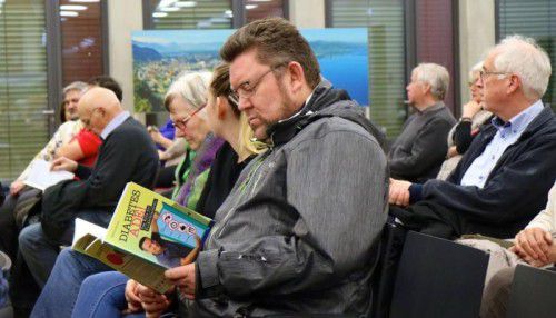 Die zahlreichen Besucher des Vortrages schmökerten schon an Ort und Stelle eifrig im Diabetes-Buch.