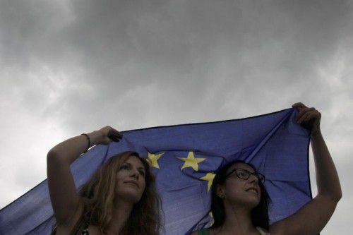 Dunkle Wolken über der EU: Das Vertrauen in sie und die nationale Politik sinkt weiter.
