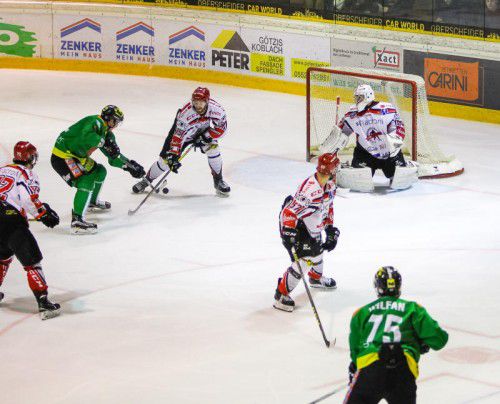 EHC-Verteidiger Dustin Wood (l.) bekommt beim 1:0-Führungstreffer von den Jesenice-Spielern alle Freiheiten.