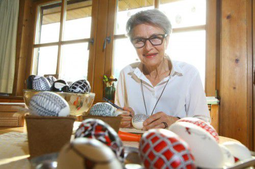 Eierverzieren ist eine akribische Arbeit. Kunsthandwerkerin Sieglinde Steurer macht diese Arbeit aus „purer Freude“.