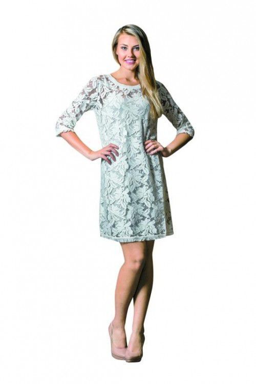Einfach glamourös: Angela aus Lustenau in einem Spitzenkleid von Marc Aurel. Erhältlich im Modehaus Mayer in Götzis um 149,95 €.