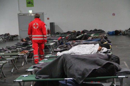 Feldbetten in der Grazer Messehalle: Das Rote Kreuz und viele andere Organisationen waren rund um die Uhr im Einsatz.