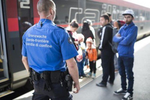 Beamte des Grenzwachtkorps III greifen 2015 am Bahnhof Buchs illegal eingereiste Asylsuchende auf.