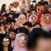 Wolkenlose Sonnenfinsternis in Indonesien