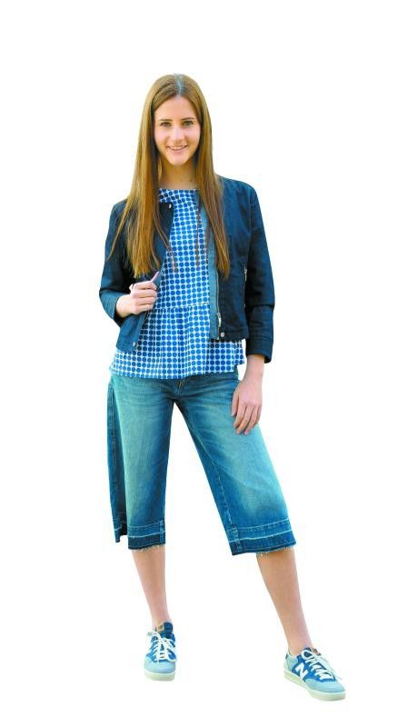 Jennifer in einem Outfit von Luger Mode in Hard: Schuhe von „New Balance“ um 90 Euro, Jeans von „Closed“ um 179 Euro sowie Bluse von „Le Sarte Pettegole“ um 166 Euro und Jacke von „Armani“ um 239 Euro.