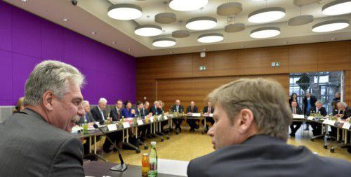 Finanzminister Schelling (l., ÖVP) und Kanzleramtsminister Ostermayer (SPÖ) bei den Finanzausgleichsverhandlungen in Wien.