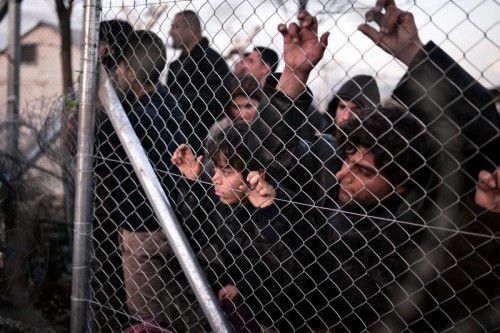 Flüchtlinge drängen sich in Idomeni verzweifelt an den Grenzzaun. Auf der anderen Seite liegt Mazedonien.