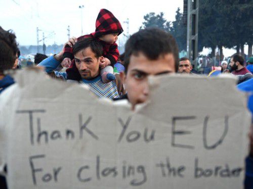 Flüchtlinge warten verzweifelt auf die Öffnung der Grenzen. Nach dem Deal mit der Türkei wird dies noch unwahrscheinlicher.